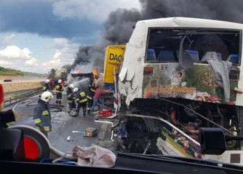 Wypadek autokaru i ciężarówek koło Częstochowy! Pojawił się ogień