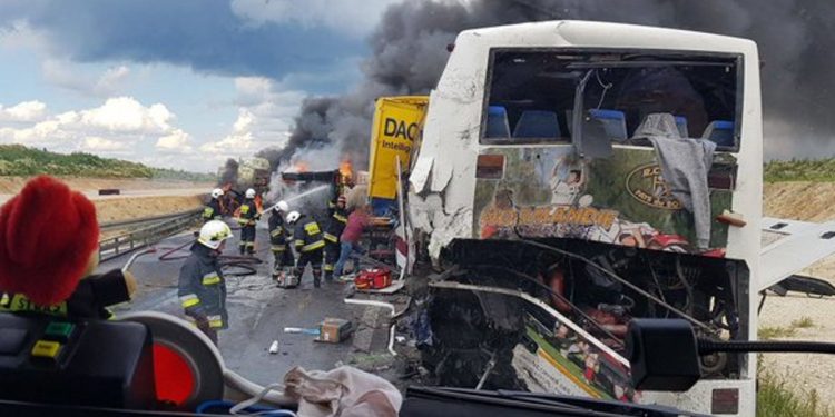 Wypadek autokaru i ciężarówek koło Częstochowy! Pojawił się ogień