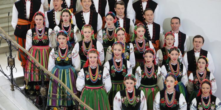 22 chórzystów zespołu „Mazowsze” zakażonych koronawirusem