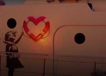 Banksy kupił łódź i ratuje migrantów. Ocalił już kilkadziesiąt osób! [WIDEO]