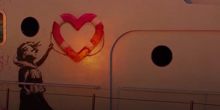 Banksy kupił łódź i ratuje migrantów. Ocalił już kilkadziesiąt osób! [WIDEO]