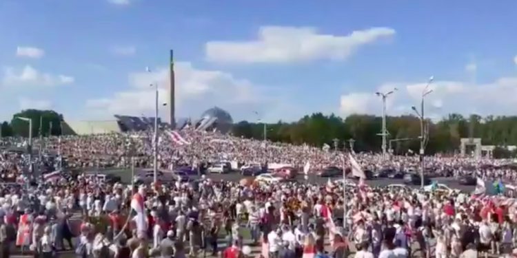 Największa manifestacja w historii Białorusi? Nagrania zapierają dech! [WIDEO]