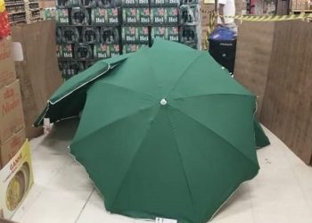 Zwłoki w Carrefourze. Przykryto je parasolami a sklep nadal funkcjonował