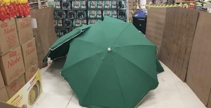 Zwłoki w Carrefourze. Przykryto je parasolami a sklep nadal funkcjonował