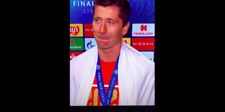 Lewandowski wzruszony po meczu. „Od dziecka marzyłem, żeby ten puchar wznieść w górę” [WIDEO]
