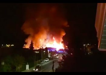 Pożar supermarketu Lidl w Kielcach. Strażacy przeszukują pogorzelisko [WIDEO]