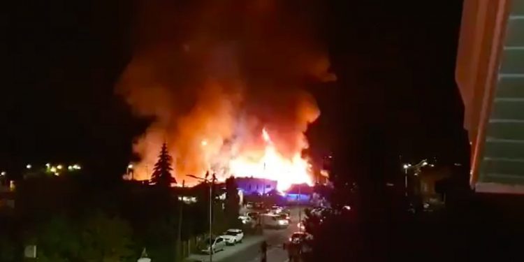 Pożar supermarketu Lidl w Kielcach. Strażacy przeszukują pogorzelisko [WIDEO]