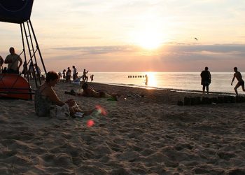 Impreza na plaży w Mielnie przerwana przez policję. „Ona by tak chciała…” [WIDEO]