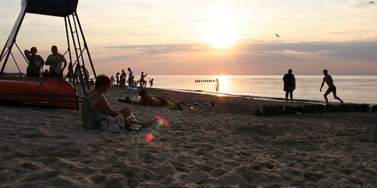 Impreza na plaży w Mielnie przerwana przez policję. „Ona by tak chciała…” [WIDEO]