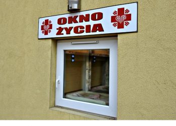 Niemowlę w Oknie Życia w Bielsku-Białej! Ktoś zostawił kartkę