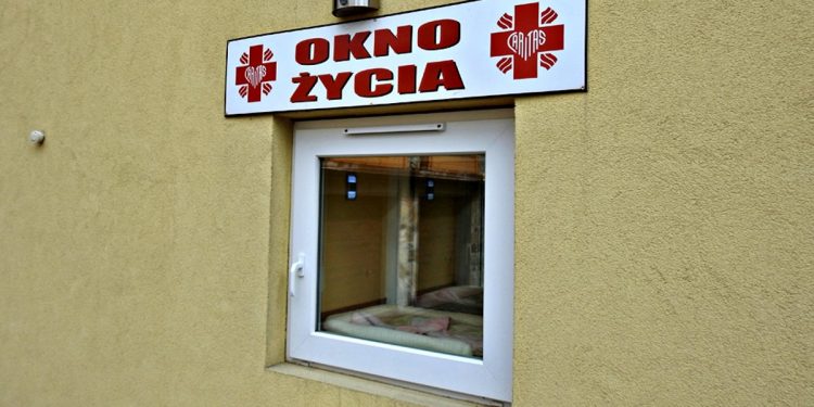 Niemowlę w Oknie Życia w Bielsku-Białej! Ktoś zostawił kartkę