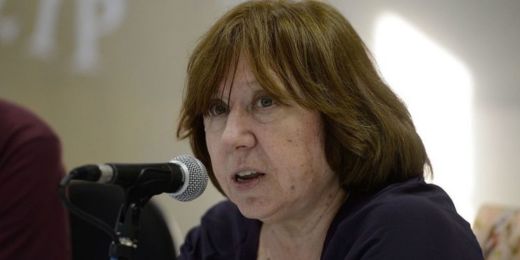 Białoruska noblistka ostrzega przed wojną domową