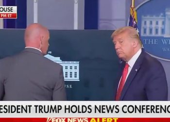 Trump przerwał konferencję. Koło Białego Domu padły strzały