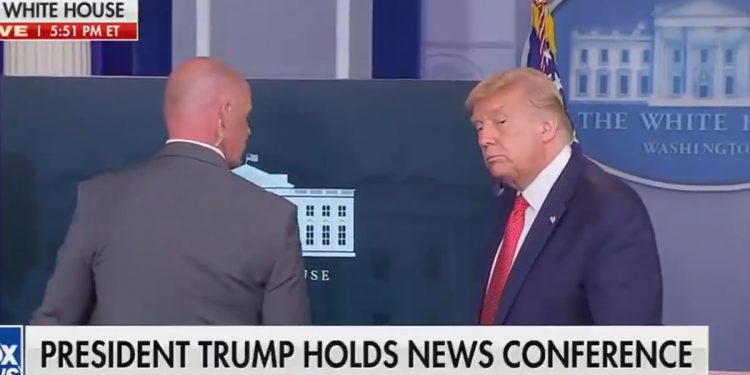 Trump przerwał konferencję. Koło Białego Domu padły strzały