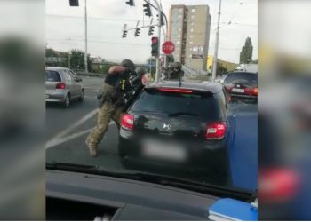 Policjanci brawurowo zatrzymali go na środku ulicy! To sprawca brutalnego rozboju [WIDEO]