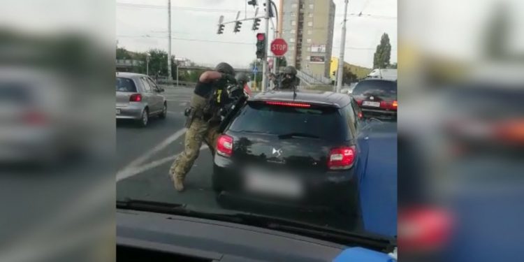 Policjanci brawurowo zatrzymali go na środku ulicy! To sprawca brutalnego rozboju [WIDEO]