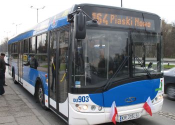 Kraków: pasażerowie skarżą się do MPK, że część podróżujących nie zasłania ust i nosa