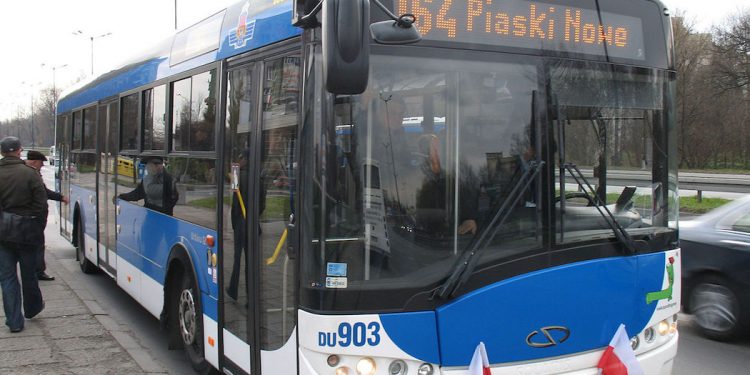 Kraków: pasażerowie skarżą się do MPK, że część podróżujących nie zasłania ust i nosa