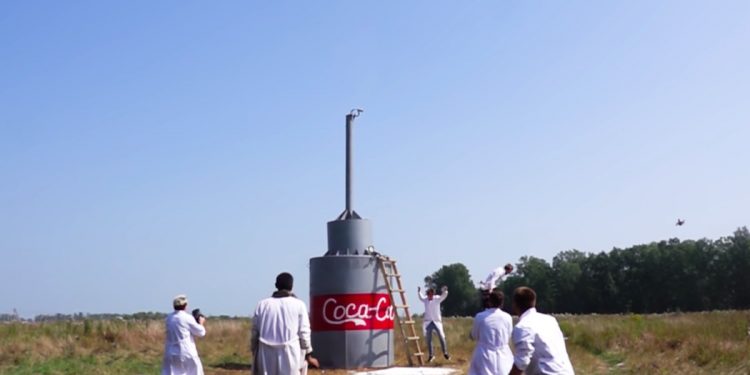 Youtuber wysadził… 10 tysięcy litrów Coca-Coli. Nagranie kosztowało kilkadziesiąt tysięcy złotych [WIDEO]