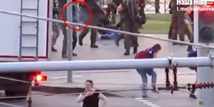 Białoruś: Żołnierz strzelił do dziennikarki? Jest nagranie! [WIDEO]