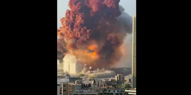 Dramatyczne relacje świadków po eksplozji w Bejrucie. „Szkło jest wszędzie. Na ulicach panuje chaos” [WIDEO]