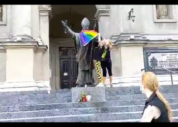Tęczowa flaga na pomniku Jana Pawła II. „Będzie postępowanie” [WIDEO]
