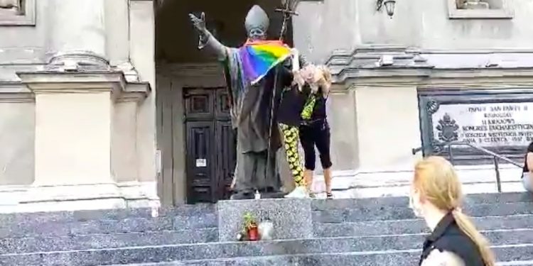 Tęczowa flaga na pomniku Jana Pawła II. „Będzie postępowanie” [WIDEO]