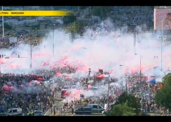 Wybiła Godzina „W”. Warszawiacy uczcili rocznicę wybuchu Powstania Warszawskiego [WIDEO]
