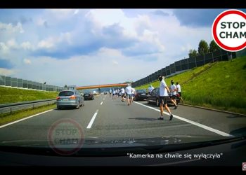 Ustawka pseudokibiców na A4. Do sieci trafiło nagranie z momentu blokady drogi [WIDEO]