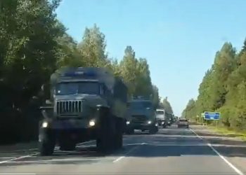 Media w Rosji: Kolumny ciężarówek jadą w stronę Białorusi [WIDEO]