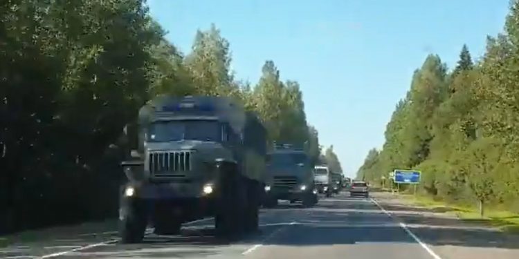 Media w Rosji: Kolumny ciężarówek jadą w stronę Białorusi [WIDEO]