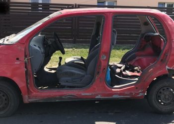 Jechał samochodem bez maski i drzwi. Był za to pijany [FOTO]