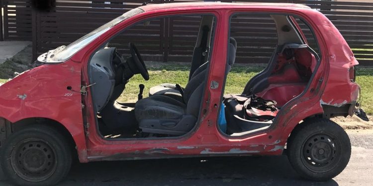 Jechał samochodem bez maski i drzwi. Był za to pijany [FOTO]