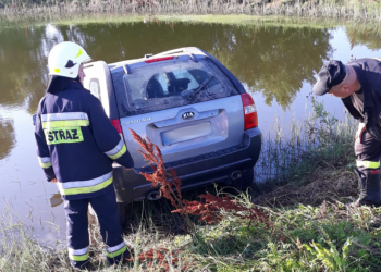 Pijany kierowca wjechał do stawu i… zasnął