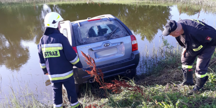 Pijany kierowca wjechał do stawu i… zasnął