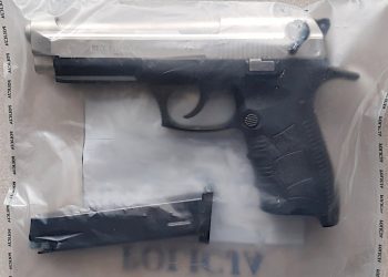 Przeszkadzała mu kosiarka sąsiada. Wyskoczył z domu z… pistoletem! Padł strzał