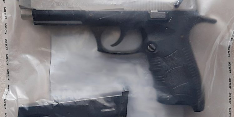 Przeszkadzała mu kosiarka sąsiada. Wyskoczył z domu z… pistoletem! Padł strzał