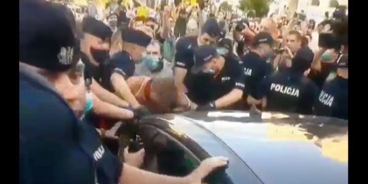 Policja pokazała materiały z protestu aktywistów LGBT. Szokujące nagrania! [WIDEO]