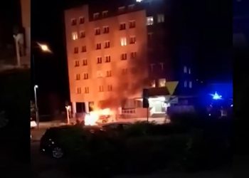 Policyjny radiowóz stanął w płomieniach. To podpalenie! [WIDEO]