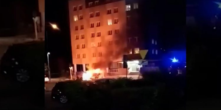 Policyjny radiowóz stanął w płomieniach. To podpalenie! [WIDEO]