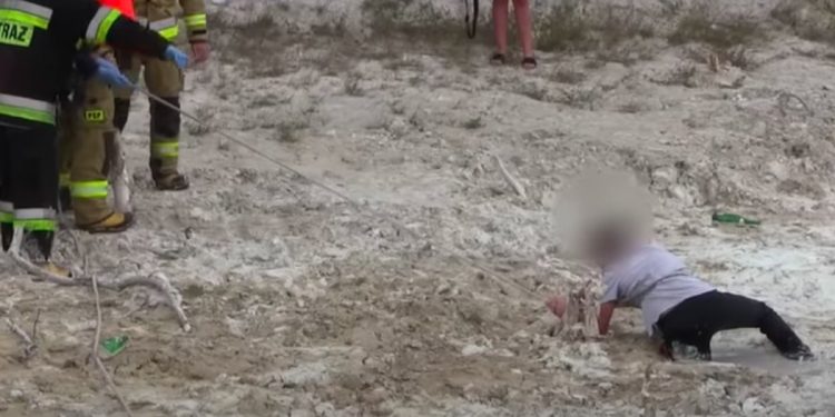 „Polskie Malediwy” znów niebezpieczne. Dwóch turystów utknęło w szlamie [WIDEO]