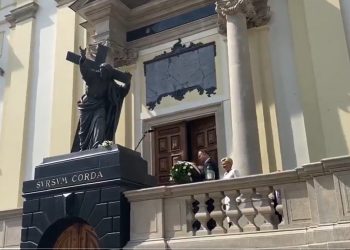 Prezydent Duda złożył kwiaty pod figurą Jezusa. Wcześniej sprofanowali ją działacze LGBT [WIDEO]