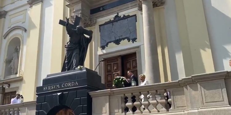 Prezydent Duda złożył kwiaty pod figurą Jezusa. Wcześniej sprofanowali ją działacze LGBT [WIDEO]