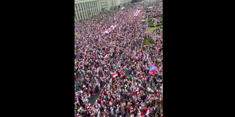 Gigantyczny protest w Mińsku. W sieci pojawiają się pierwsze nagrania [WIDEO]