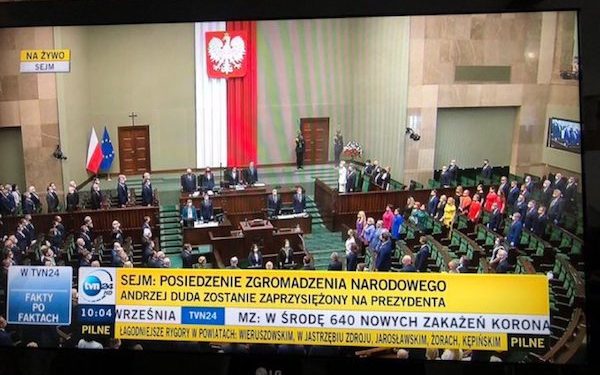 Zaprzysiężenie Andrzeja Dudy. W Sejmie pojawiły się tęczowe barwy [FOTO]