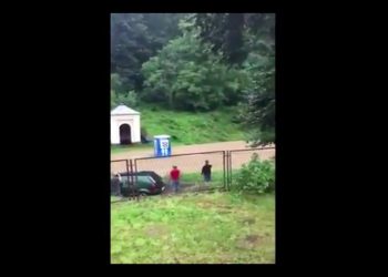 Zaskakujący skutek oberwania chmury. Środkiem drogi płynął… toi toi [WIDEO]