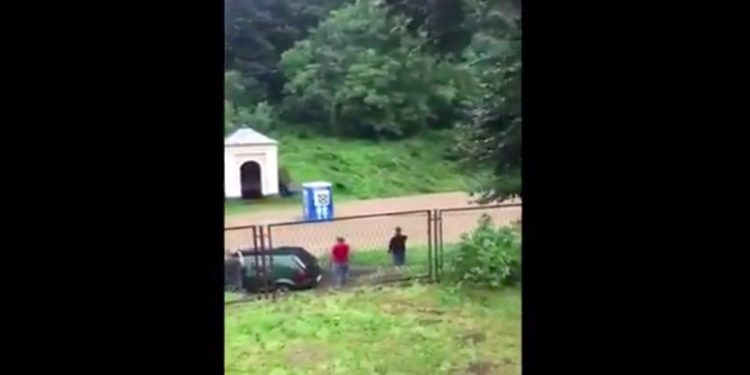 Zaskakujący skutek oberwania chmury. Środkiem drogi płynął… toi toi [WIDEO]