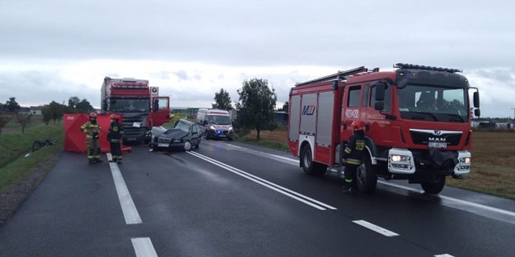 Koszmarny wypadek w Łódzkiem. Nie żyją dwie osoby. Dziecko w szpitalu