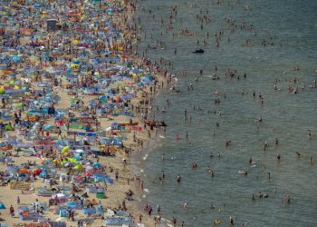 Prof. Simon spędza urlop nad Bałtykiem. „To dramat. Póki tak będzie, nie damy sobie rady z epidemią”