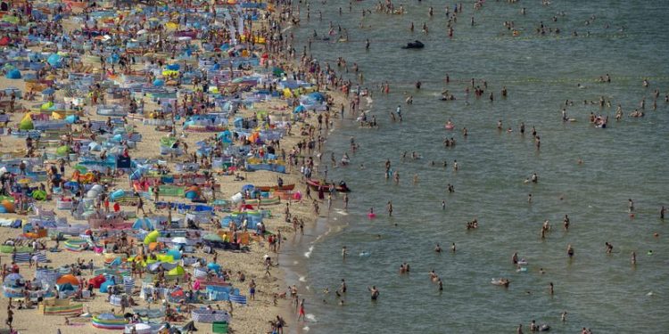 Prof. Simon spędza urlop nad Bałtykiem. „To dramat. Póki tak będzie, nie damy sobie rady z epidemią”